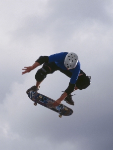 运动跃动腾空飞跃的滑板运动员图片