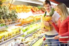 水果超市超市买水果的夫妻图片