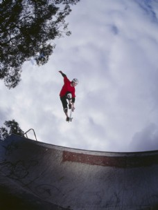 运动跃动腾空跳跃的外国滑板运动员图片