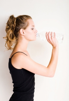 女性健身喝水的健身女性图片