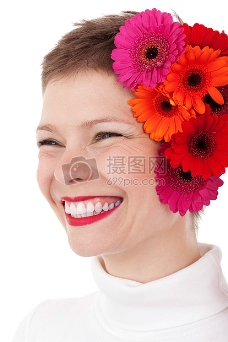 大笑的戴红花的女人