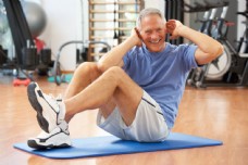 老人健身健身房锻炼的老人图片