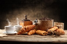 咖啡杯桌子上的面包与咖啡图片