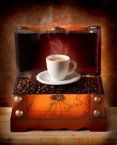 箱子里的咖啡豆和热咖啡图片