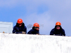 楼顶的消防人员