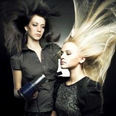 发电吹头发的外国女人图片