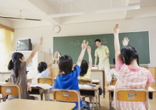 学生课堂课堂上举手的学生特写图片图片