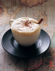 咖啡杯地图上摆放的饮品图片图片