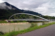 横跨河面的大桥