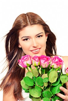 玫瑰花束抱着一束玫瑰花的美女图片