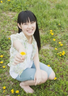 开学图片摘野花的清纯女孩图片