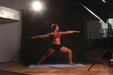女性健身做健身操的健美女性图片