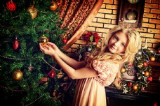圣诞女孩圣诞树与女孩图片