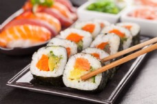 三文鱼与美味寿司图片