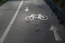 路上自行车道的标志