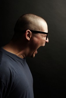 大吼的男人图片