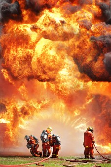 图片素材灭火的消防员图片