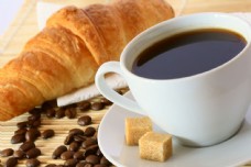 面包咖啡与咖啡豆图片
