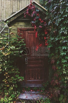 红房子红色木门的房子