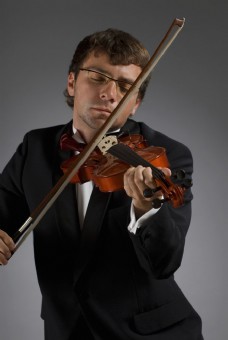 拉小提琴的外国男性音乐艺术家图片
