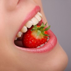 嘴唇素材含着草莓的性感嘴唇图片