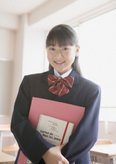 校服抱着书本的美女高中生图片