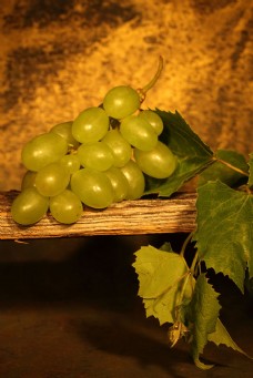 木板上的绿色葡萄图片