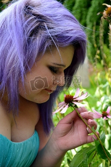 美丽的紫发女子