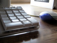 鼠标键盘桌上的键盘鼠标