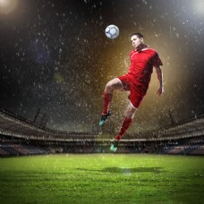 运动跃动踢足球跳跃的运动员图片