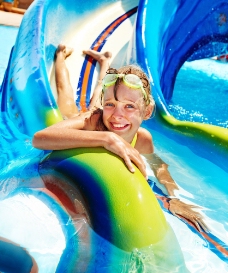 暑期水上乐园玩耍的小女孩图片