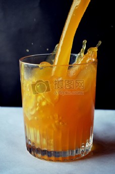 营养酸甜橙汁倒入玻璃杯