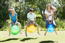 高兴坐着气球跳动的男生女生图片