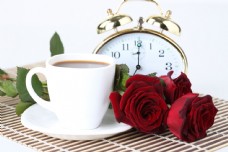 咖啡杯红玫瑰与咖啡图片