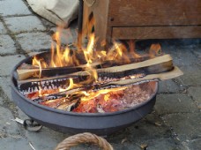盆里的木炭火