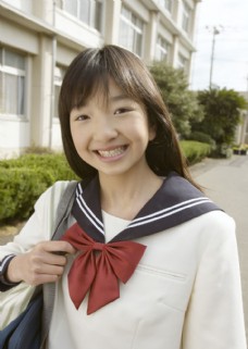 校服开心笑容的高中女生图片