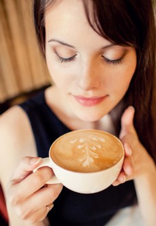 咖啡杯喝咖啡的美女图片