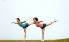 瑜伽运动户外草地运动瑜伽女子图片