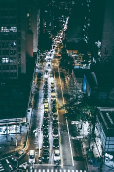 灯火通亮的街道