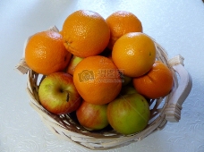 篮筐里的橙子苹果