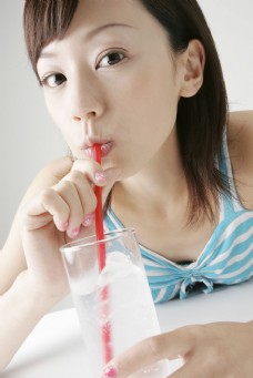 喝水的女生图片