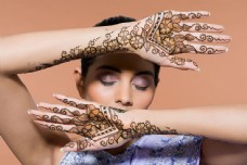 化妆品刺青的印度美女的双手图片