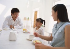 幸福的家庭吃早餐的幸福家庭图片