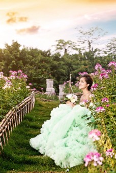 鲜花摄影鲜花丛中的新娘图片