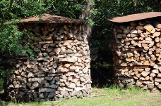堆积木柴摆放整齐的木柴堆