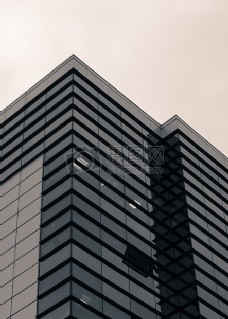 city黑色和白色的建筑物