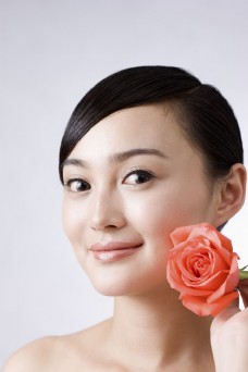 化妆品手拿玫瑰花的美女图片