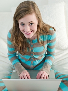 外国床坐在床上玩电脑的外国女人图片