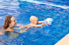 游泳池玩水的母女图片