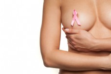 特写女性乳房与粉红色丝带图片